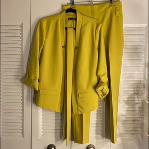 NY&CO women pant suit. Ankle length.